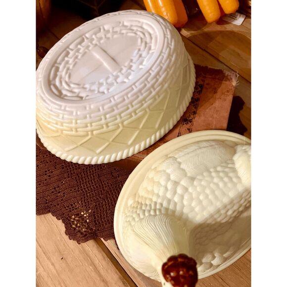 Vintage Westmoreland Mould Cream-Painted Milk Glass Large Hen on Nest – Red Acce - Picture 5 of 6